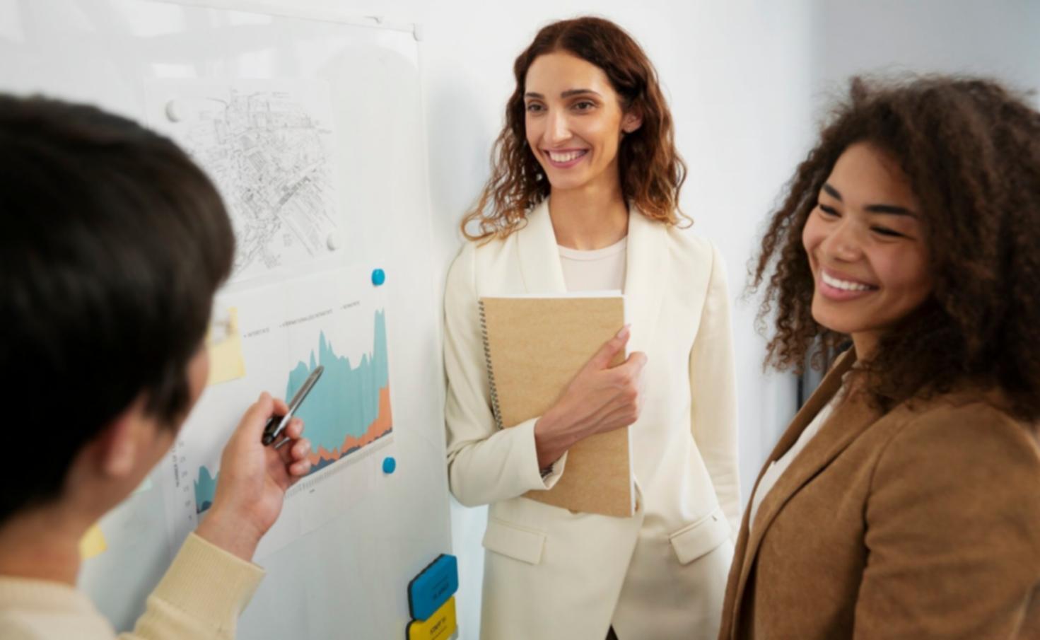 Salle de formation avec participants travaillant en groupe sur des documents financiers