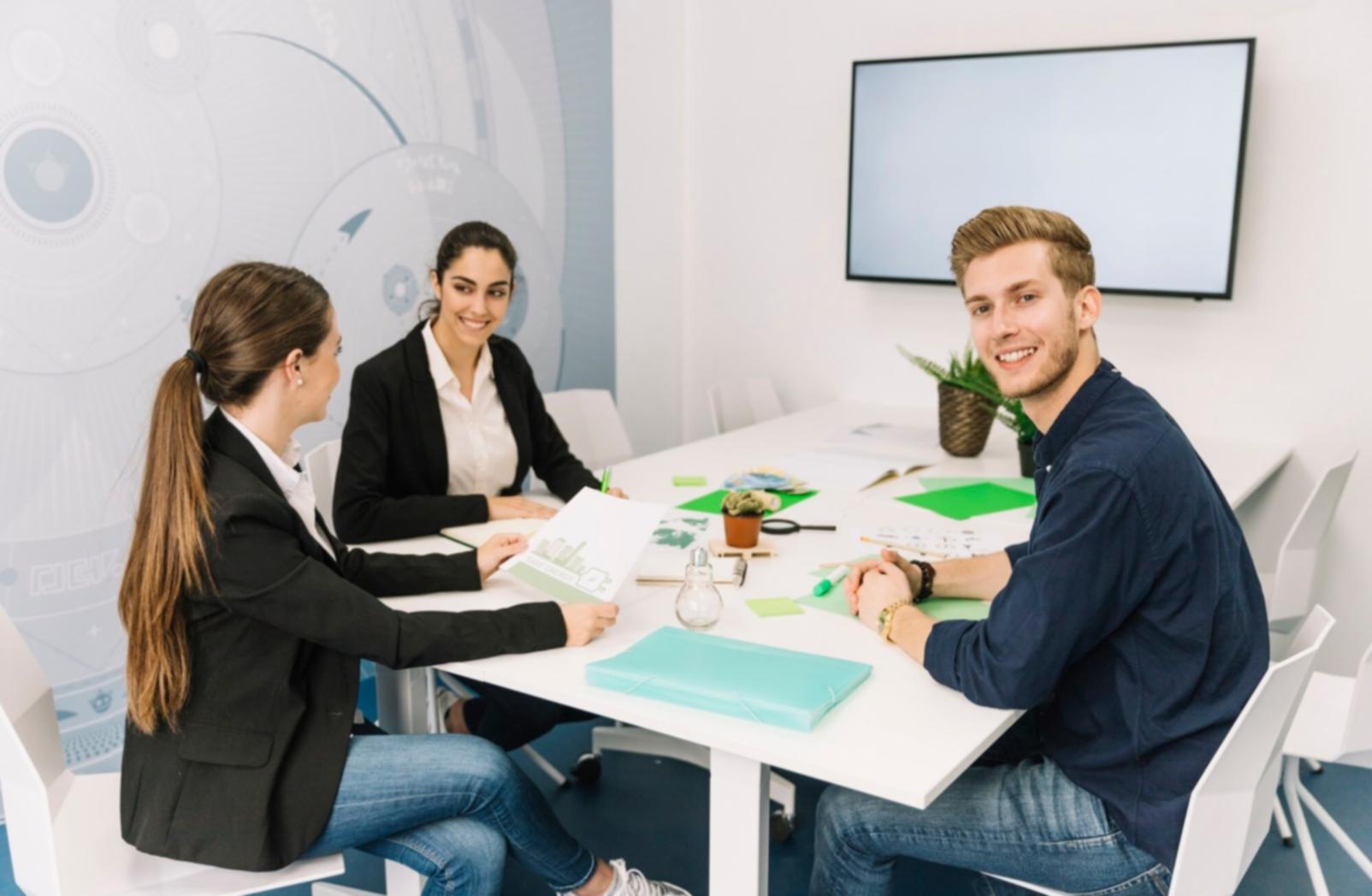Salle de formation avec participants attentifs